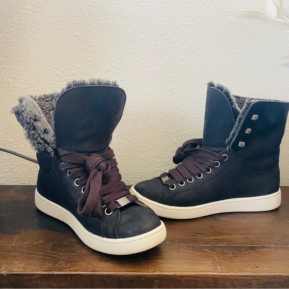 UGG Women’s Starlyn Full Grain Leather Fold Over Trainers - Black (Size 5)🌹 - Picture 6 of 14